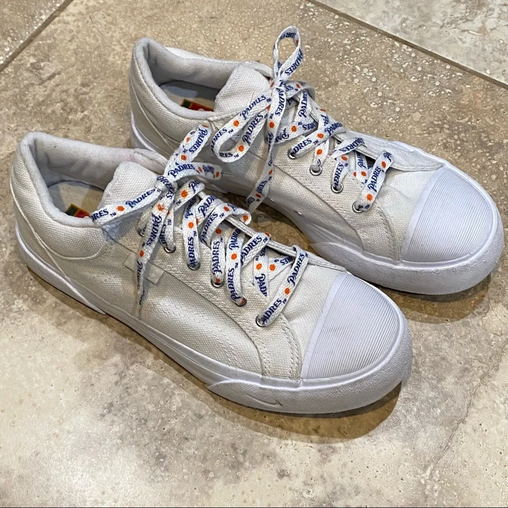 Women's Vintage Nike Sneakers - Sz 7.5